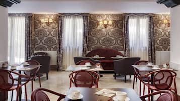 Colazione a buffet, servita tutte le mattine (15 EUR a persona)