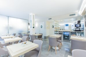 Tägliches Frühstücksbuffet gegen Gebühr