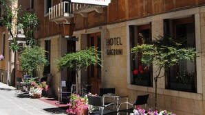 A hotel named "HOTEL GUERRINI" with outdoor seating and potted plants. - Hotel Guerrini (Venice)