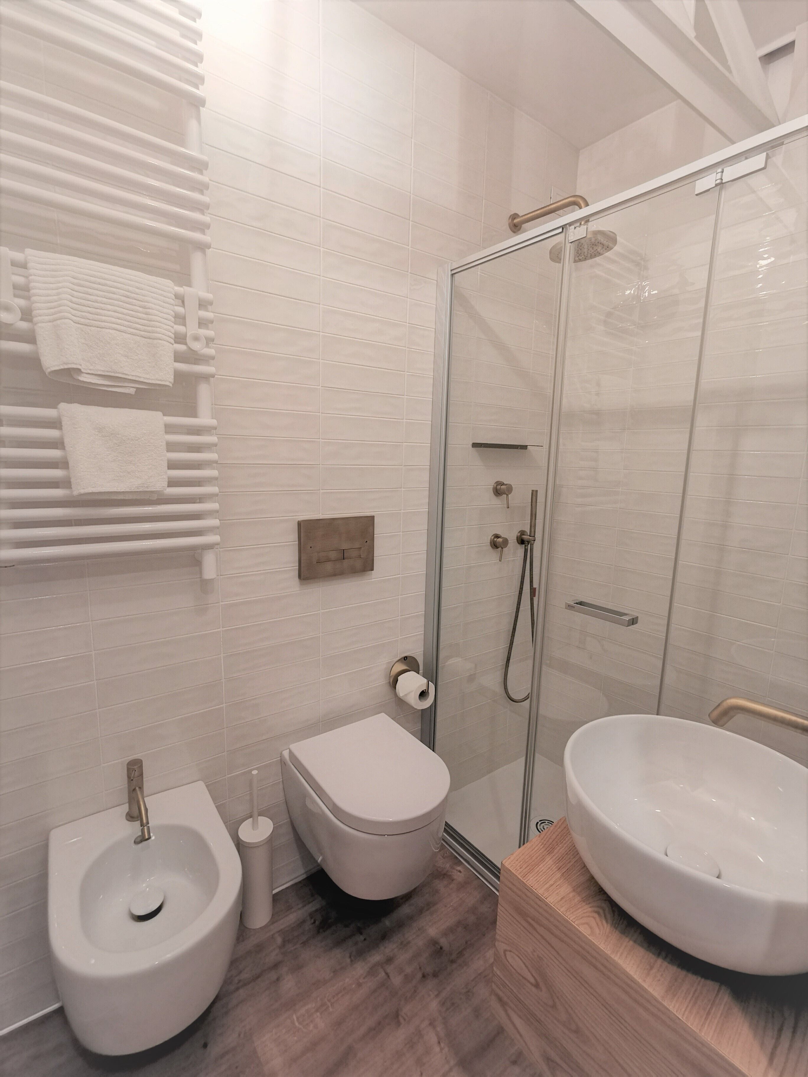 triple room | bathroom | shower, free toiletries, hair dryer, bidet