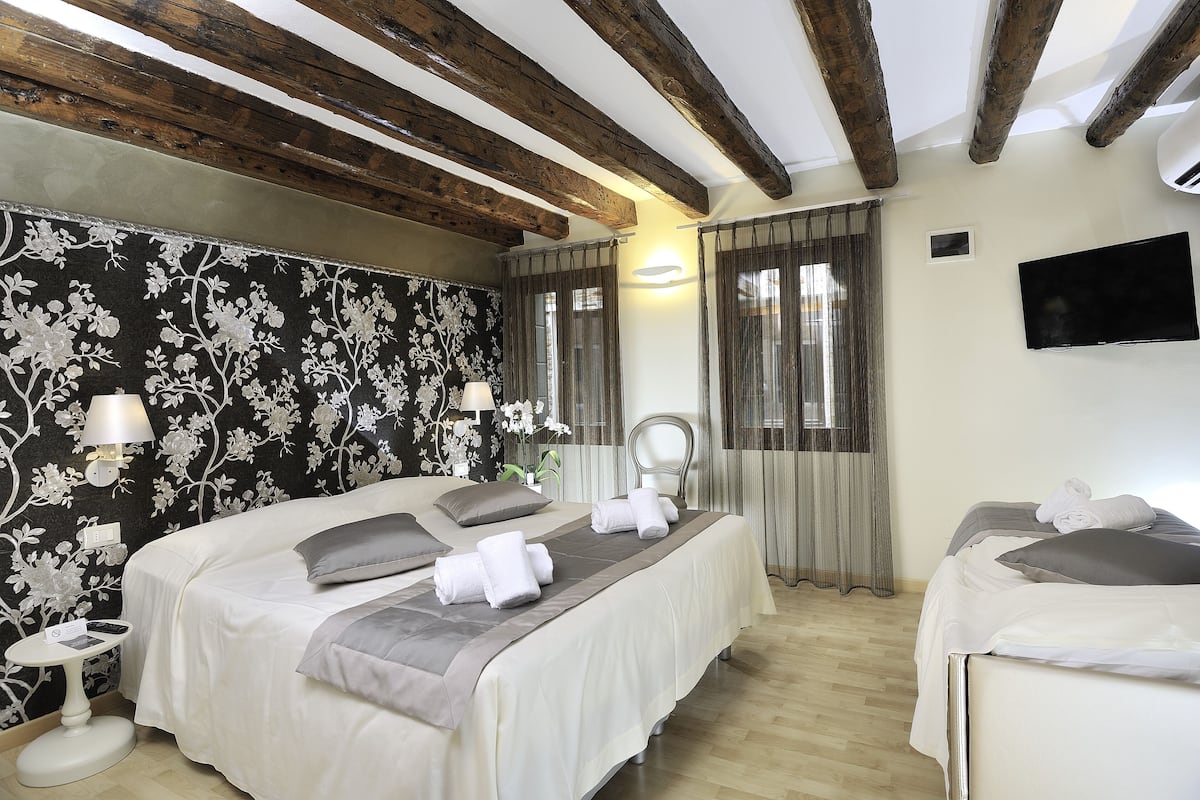 Camera tripla, edificio separato | Biancheria da letto di alta qualità, copriletto in piuma