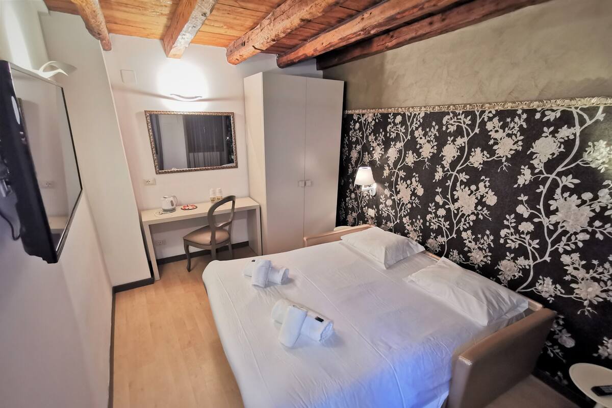 Camera quadrupla, edificio separato | Biancheria da letto di alta qualità, copriletto in piuma