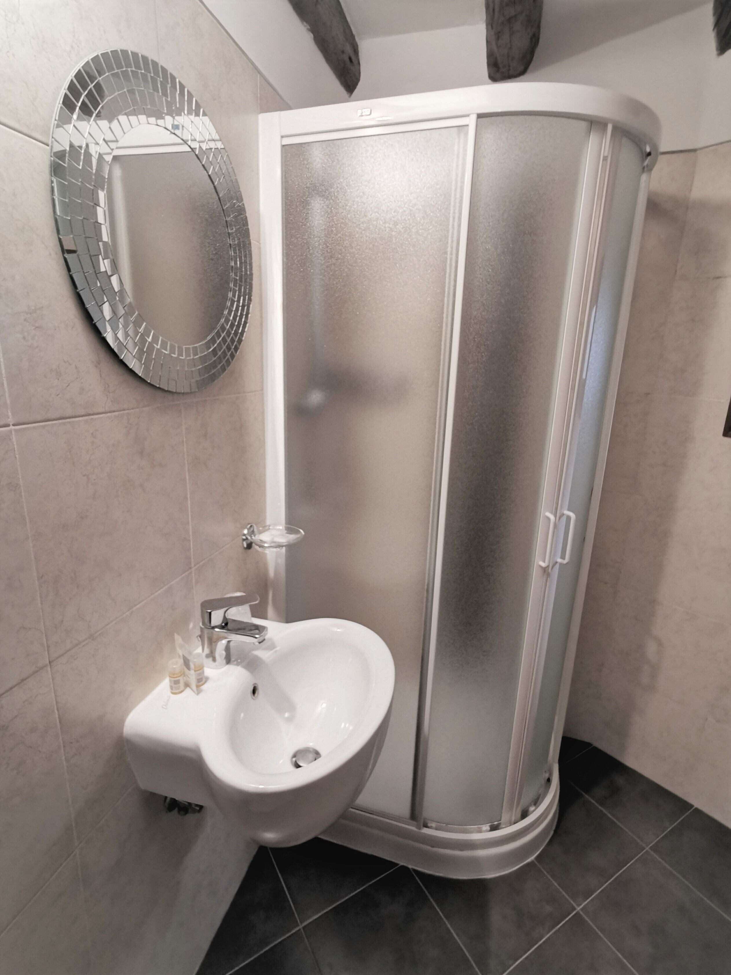 triple room, annex building | bathroom | shower, free toiletries, hair dryer, bidet