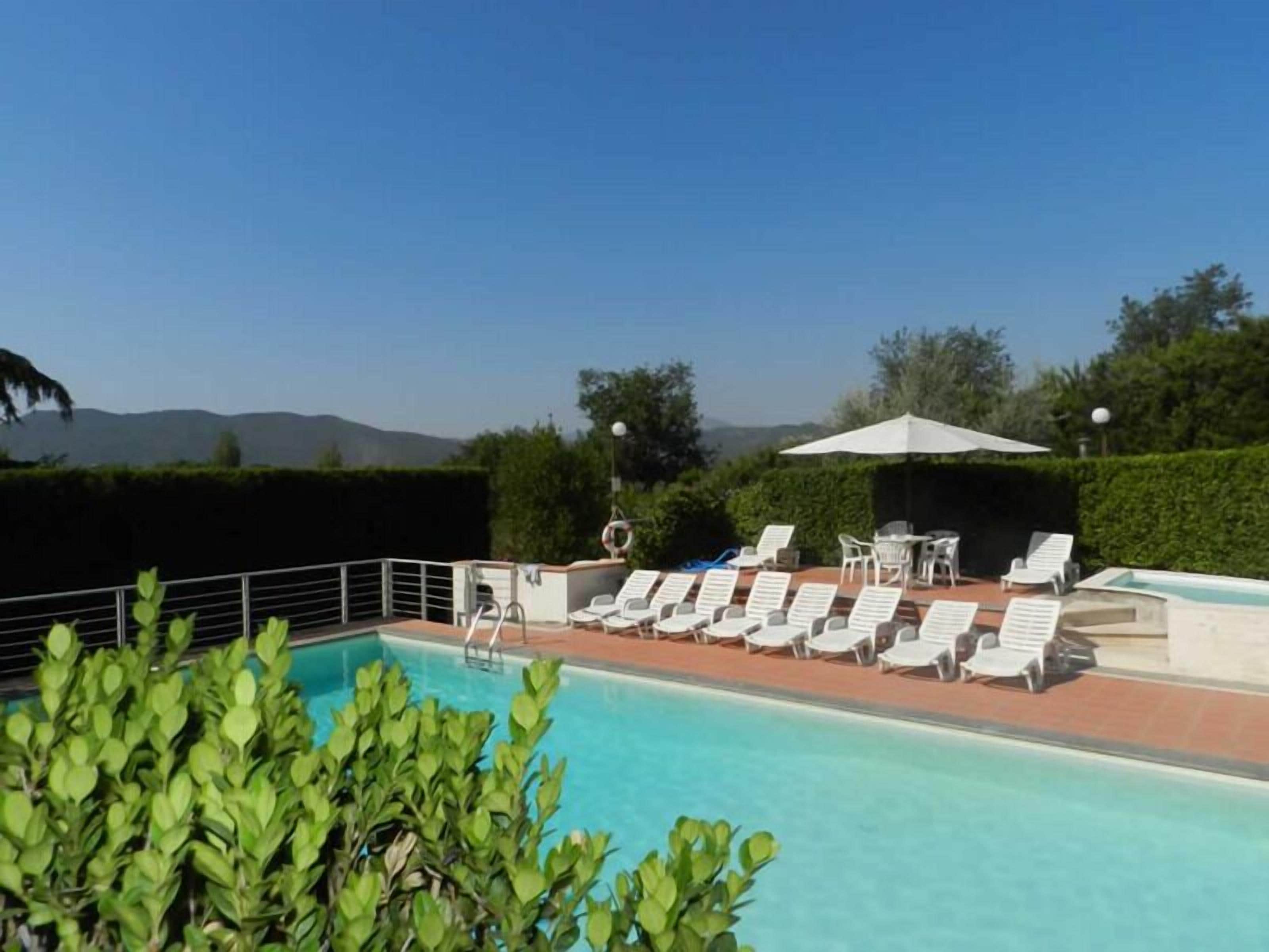 Piscine extérieure, parasols de plage, chaises longues