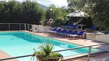 Außenpool, geöffnet von 10:00 Uhr bis 19:00 Uhr, Sonnenschirme