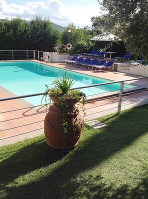 Piscina externa, funciona das 10h às 19h, guarda-sóis, espreguiçadeiras