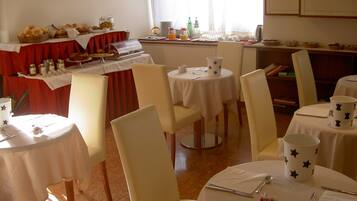 Tägliches inbegriffenes kontinentales Frühstück