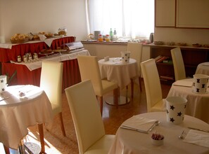 Café da manhã continental grátis todos os dias