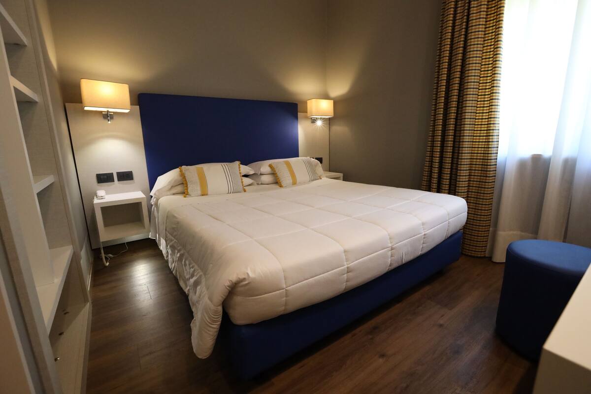 Chambre Double Classique, 1 lit double | Literie de qualité supérieure, couette en duvet d'oie, minibar, bureau