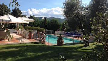 Piscine extérieure, parasols de plage, chaises longues