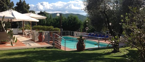 Piscine extérieure, parasols de plage, chaises longues