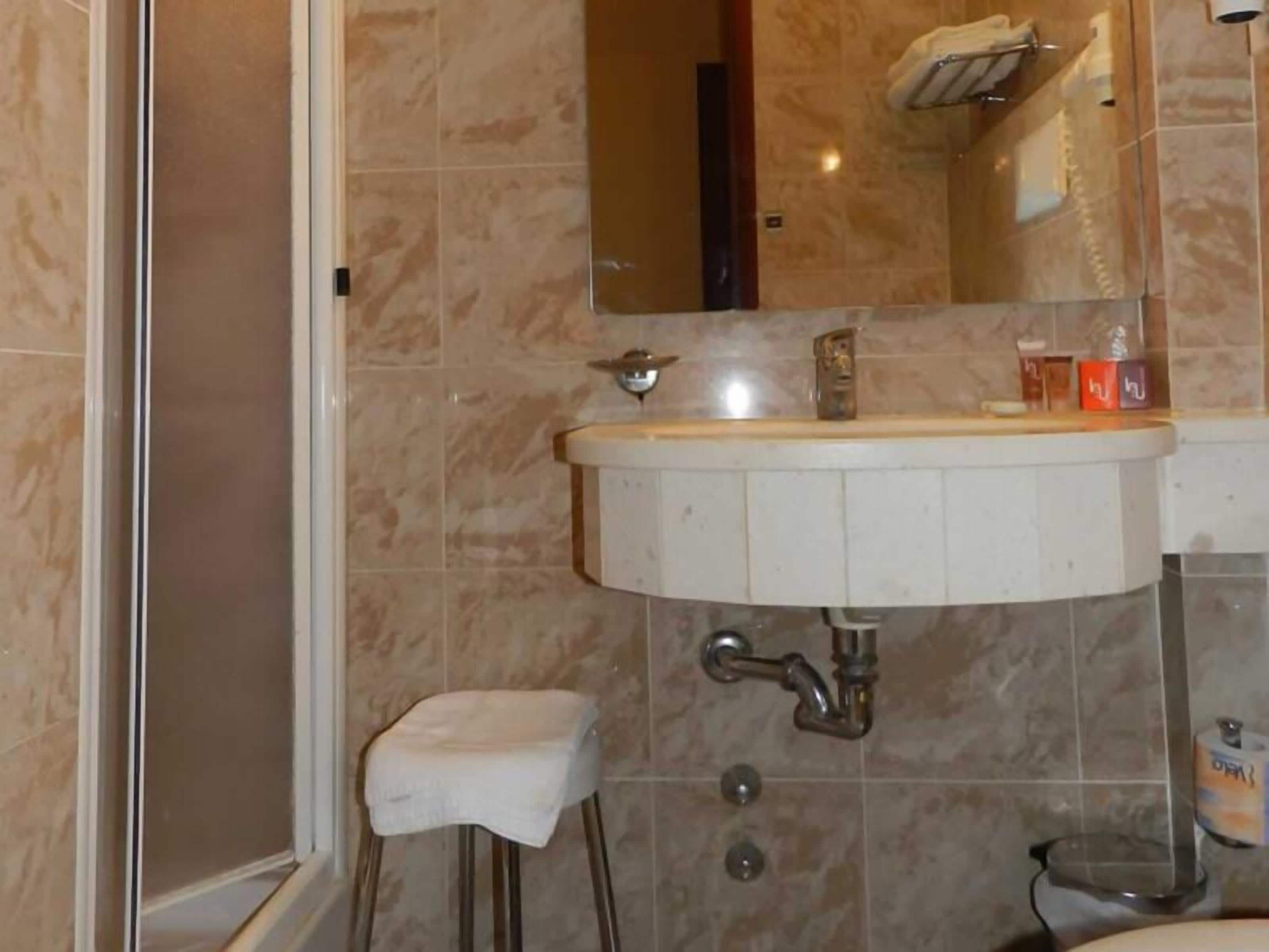 2 bedrooms, premium bedding, down duvets, minibar