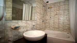A bathroom with a white sink, a bathtub, and a shower. - Hotel Fontana (Venice)