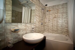 Doccia, set di cortesia gratuito, asciugacapelli, asciugamani