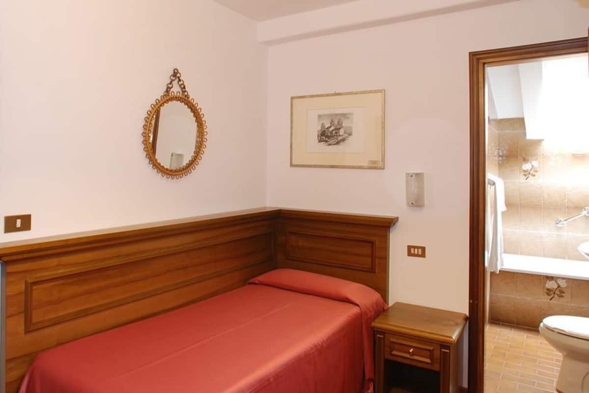 低過敏寢具、舒適加層、書桌、免費搖籃/嬰兒床
