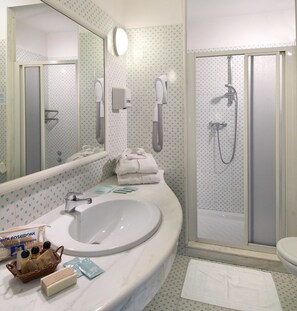 Familien-Vierbettzimmer, 1 Schlafzimmer, Gartenblick, zum Garten hin | Badezimmer | Duschwanne, kostenlose Toilettenartikel, Haartrockner, Bidet