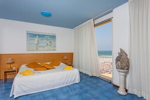 Minibar, coffres-forts dans les chambres, bureau, rideaux occultants