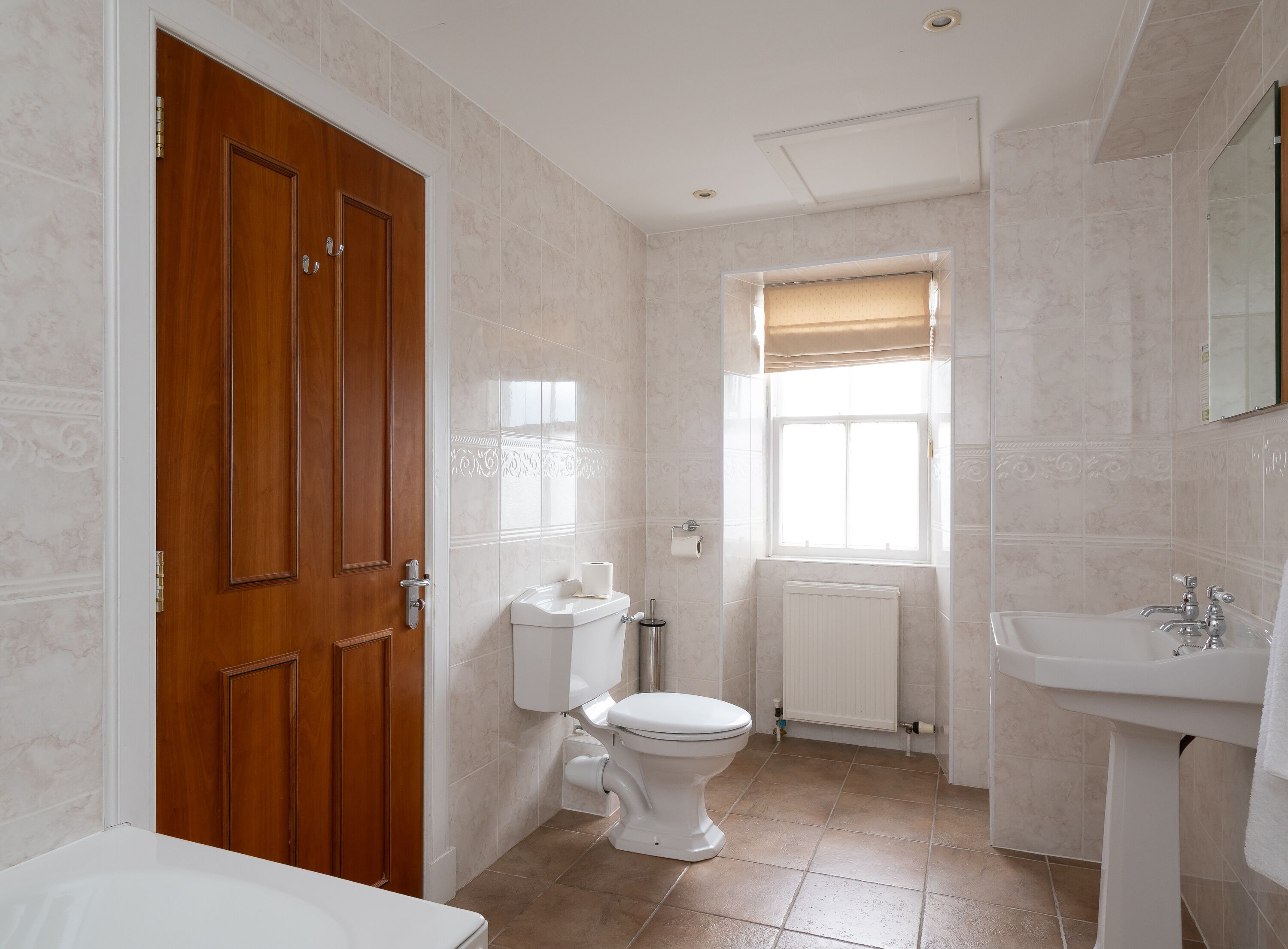 combined shower/bathtub, eco-friendly toiletries, hair dryer, towels