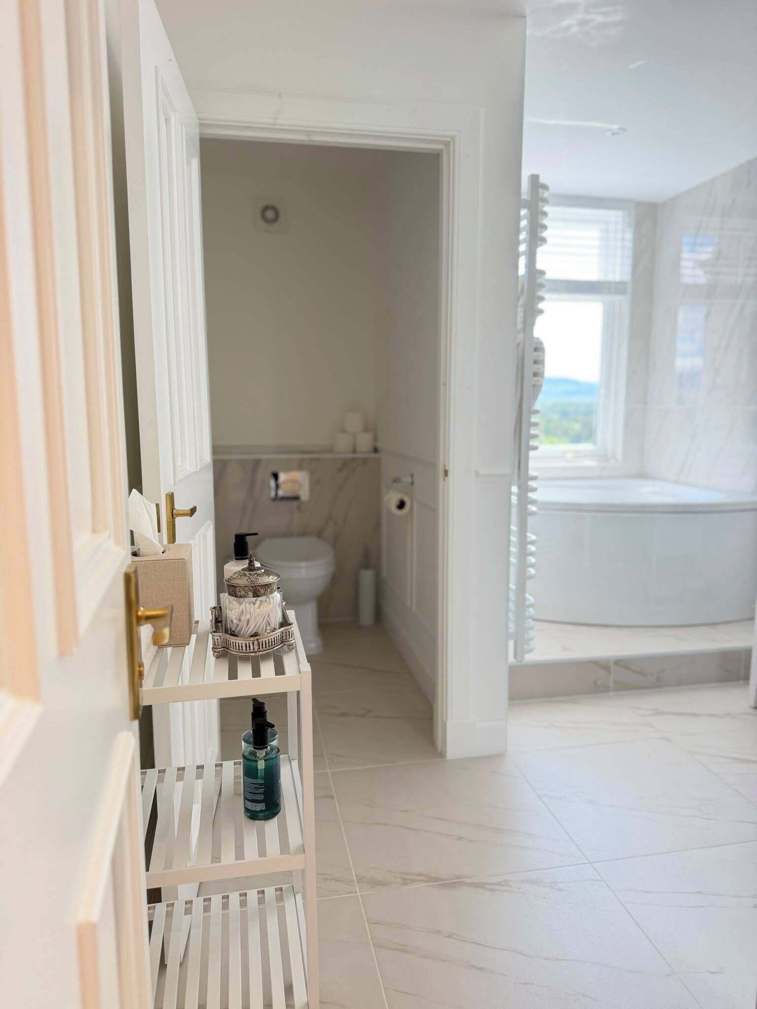 Un baño con inodoro, lavabo y zona de ducha.