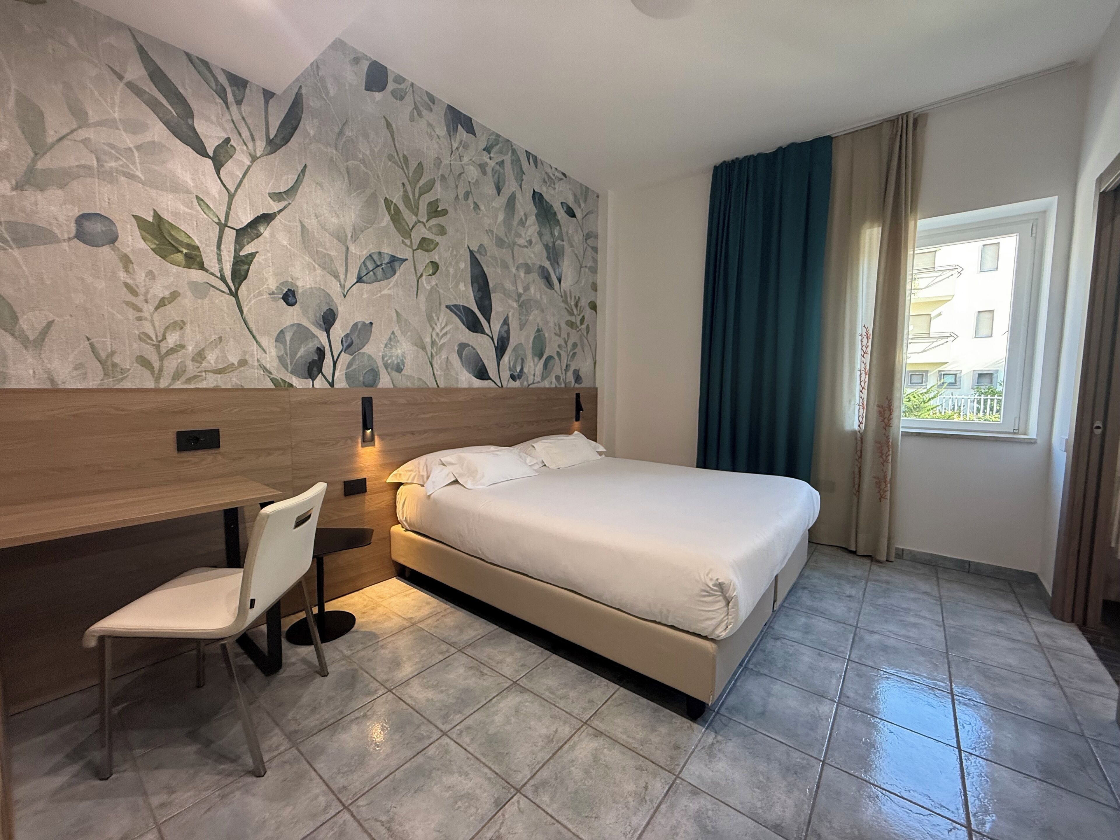 ミニバー、セーフティボックス (室内)、デスク、防音設備