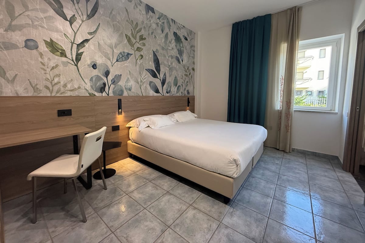 ミニバー、セーフティボックス (室内)、デスク、防音設備