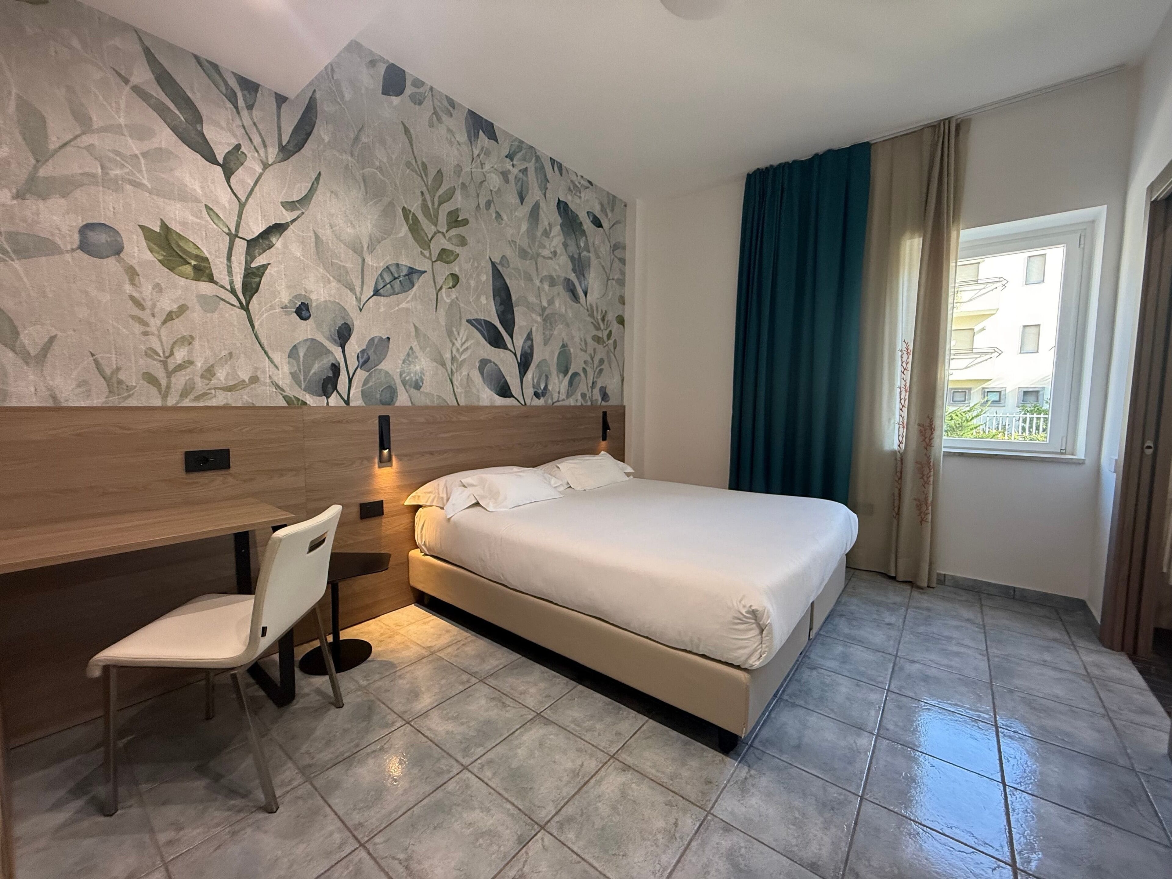 Minibar, caja de seguridad en la habitación y escritorio 