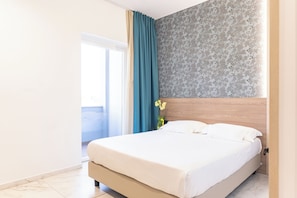 Quarto casal superior | Frigobar, cofres nos quartos, escrivaninha, quartos à prova de som