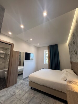 Minibar, in-room safe, desk, soundproofing - Hotel Maiuri (Pompei)