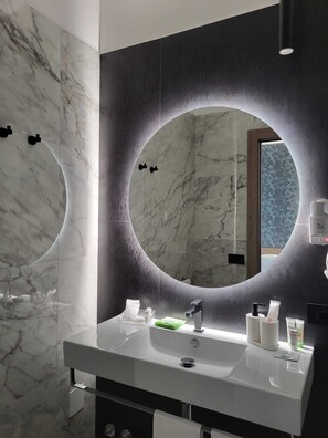 Ducha, secador de pelo, batas, pantuflas