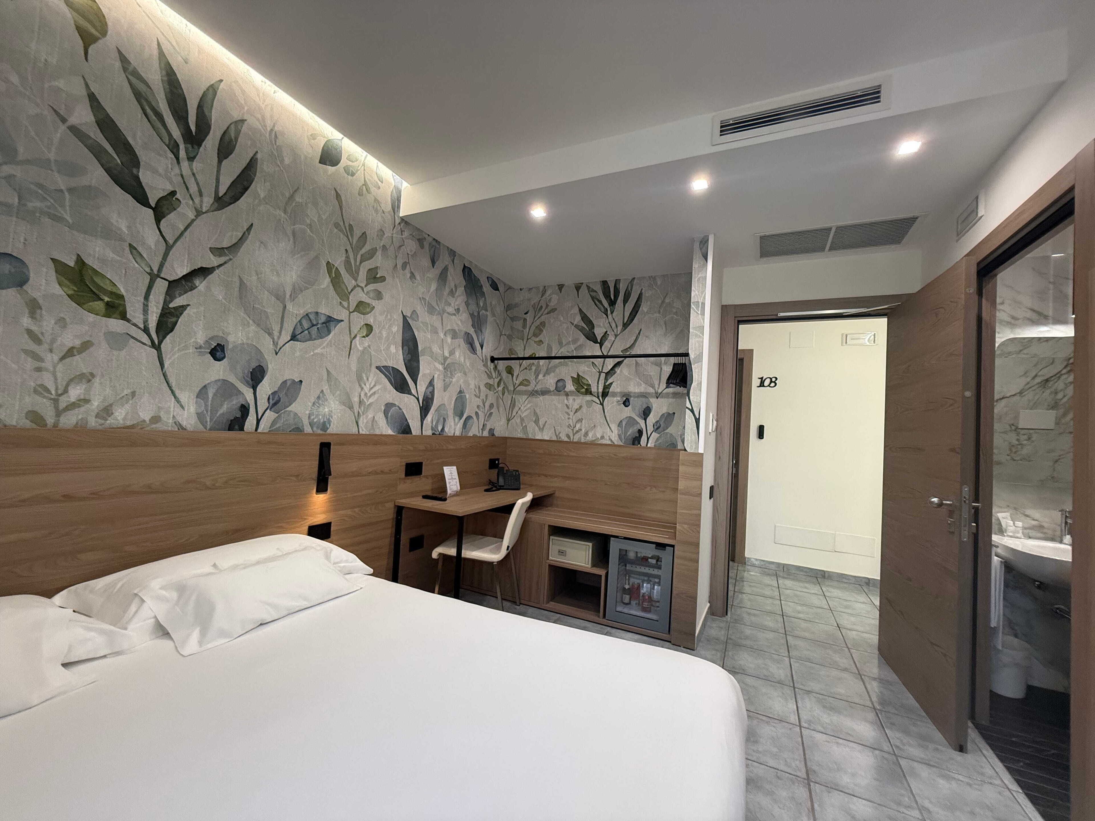 Standard Double Room | Bar mini, peti besi dalam bilik, meja, kalis bunyi 