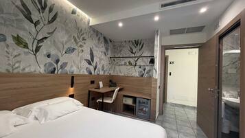 Standard Double Room | Bar mini, peti besi dalam bilik, meja, kalis bunyi