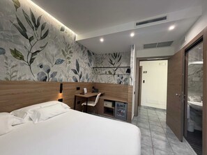 Habitación estándar doble | Minibar, caja fuerte, escritorio y sistema de insonorización