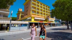A multi-story hotel with balconies and a bar area. - Sole (Rosolina)