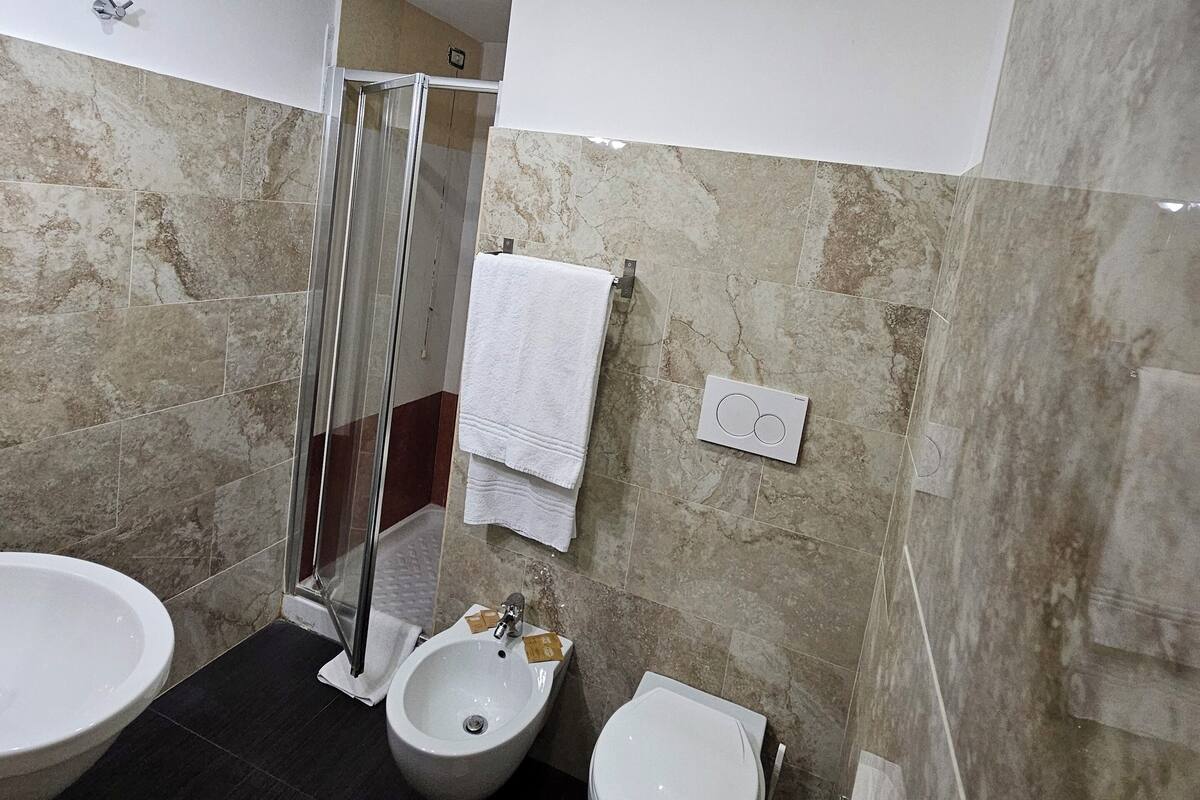 Bộ đồ giường cao cấp, chăn bông, minibar, két bảo mật tại phòng 