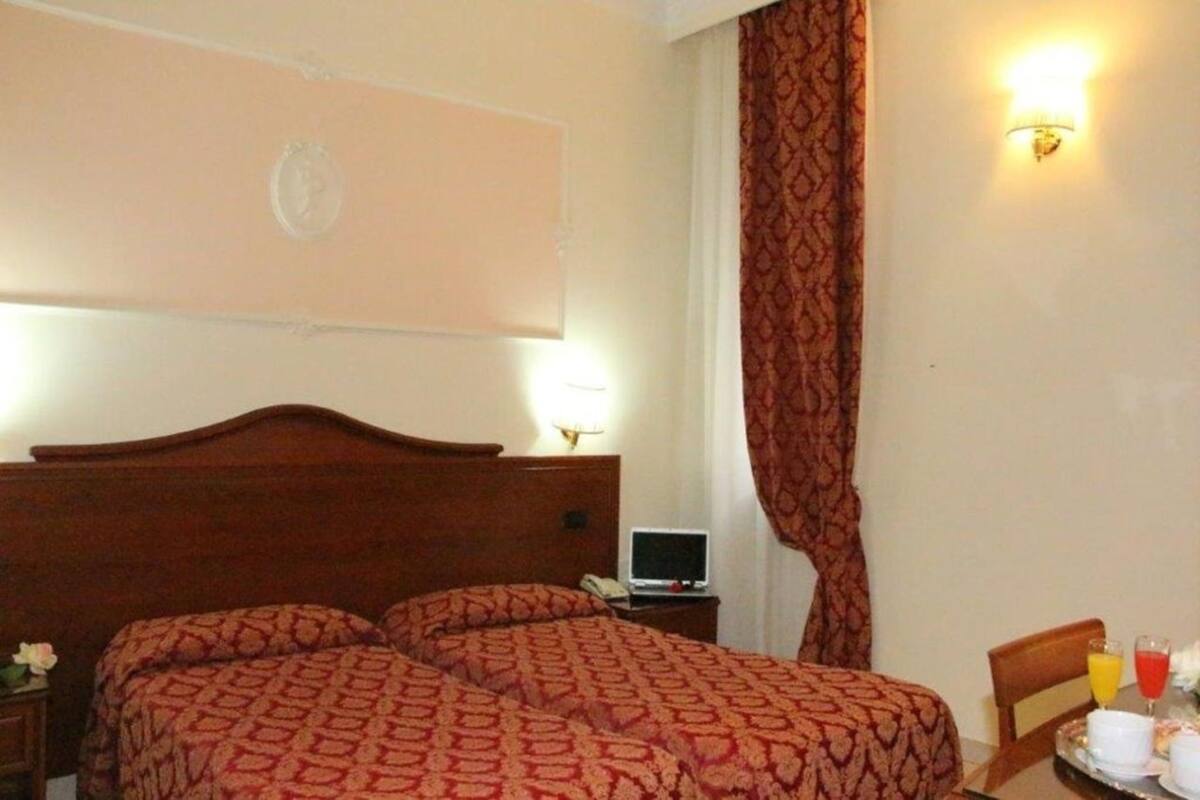 Bộ đồ giường cao cấp, chăn bông, minibar, két bảo mật tại phòng 