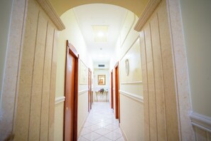 32-inch flat-screen TV with cable channels - Mirage (Rome)