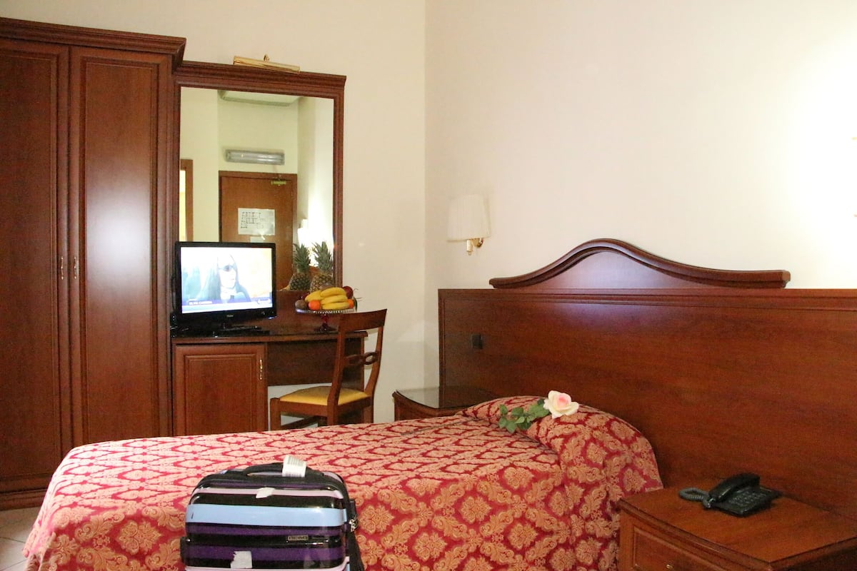 Standard Room, Courtyard View | Peralatan tempat tidur premium, gebar bulu kapas, bar mini
