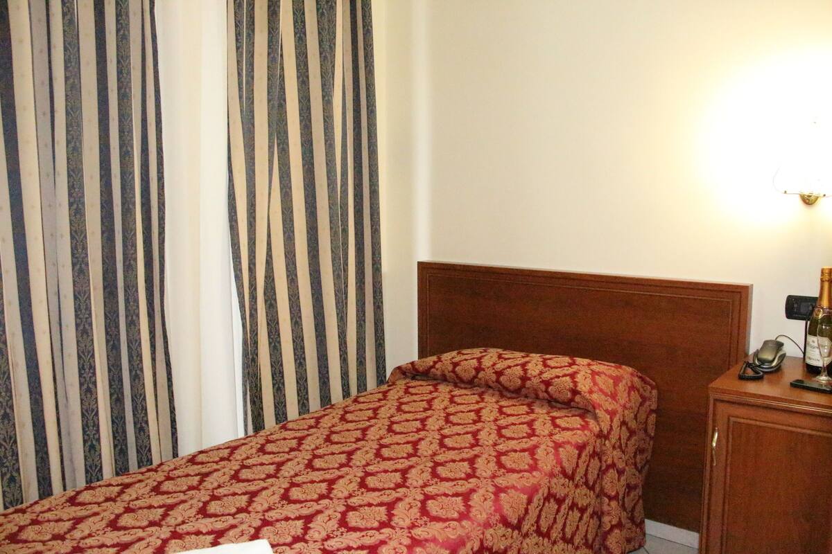 Bộ đồ giường cao cấp, chăn bông, minibar, két bảo mật tại phòng 