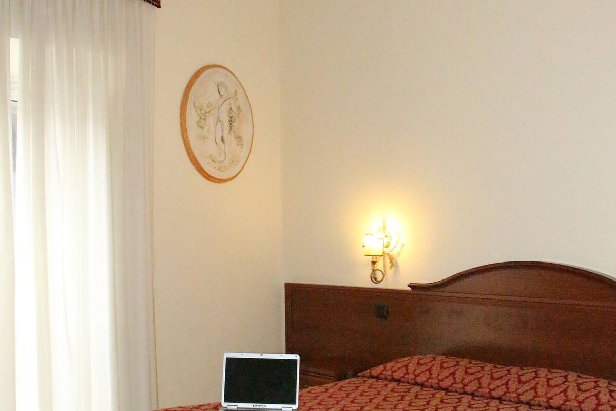 Bộ đồ giường cao cấp, chăn bông, minibar, két bảo mật tại phòng 