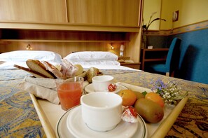 Habitación cuádruple | Servicio de comidas a la habitación