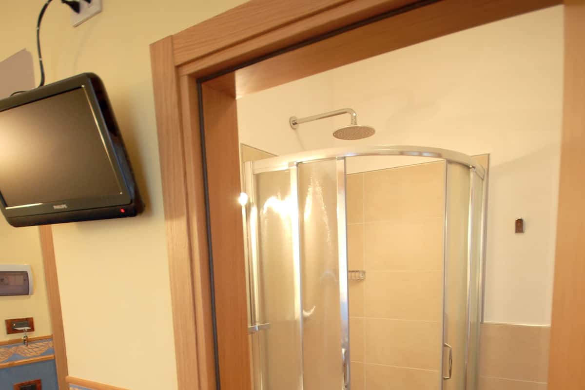 Dreibettzimmer | Badezimmer | Regendusche, kostenlose Toilettenartikel, Haartrockner, Bidet