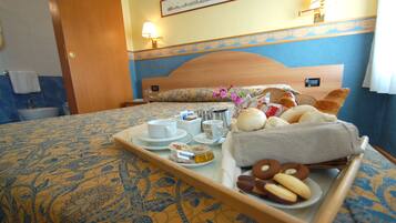 Quarto casal, 2 camas de solteiro, vista para o jardim | Serviço de quarto: opções para refeição