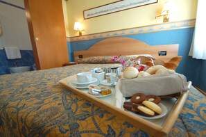 Double Room, 2 Twin Beds, Garden View | Room service - dining - Antica Villa Graziella Hotel (Mestre)