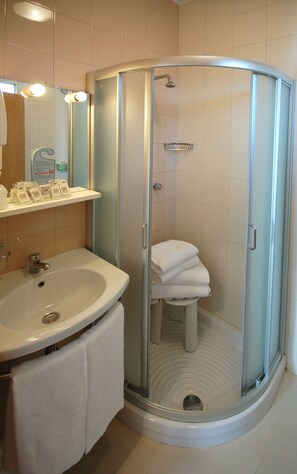 Habitación doble, 2 camas individuales, vista al jardín | Baño | Regadera tipo lluvia, amenidades de baño gratuitas, secadora de cabello
