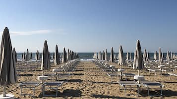 Privat strand i nærheden, liggestole, parasoller, strandbarer