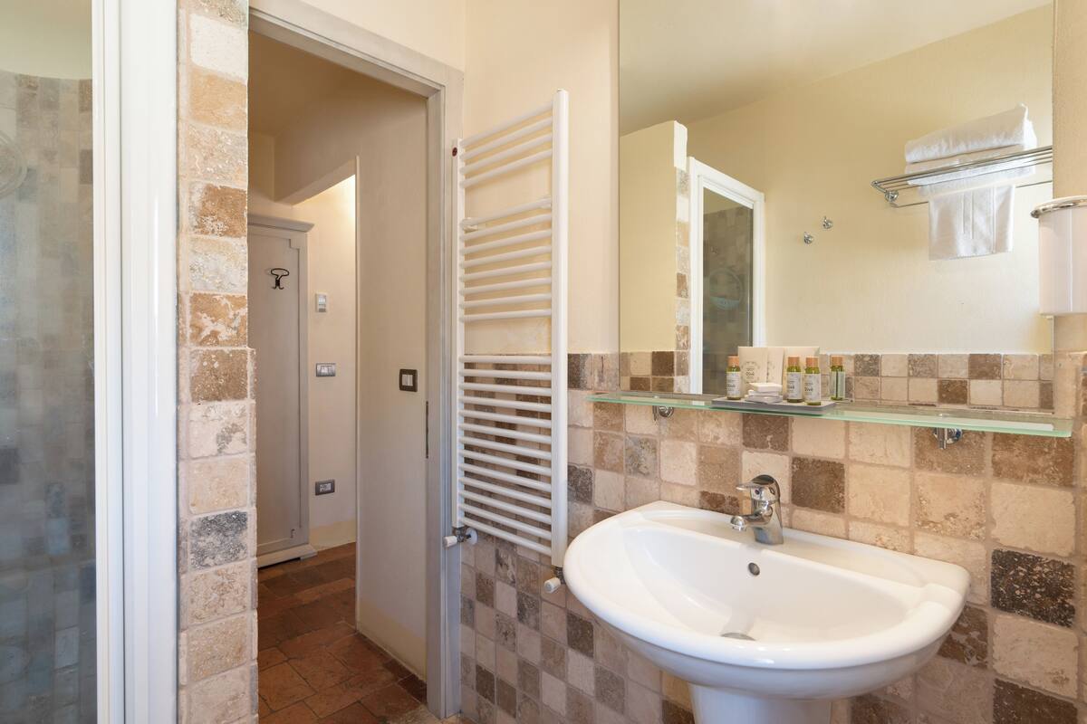 standard triple room (1 extra bed) | bathroom | shower, hair dryer, bidet, towels