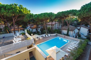 Außenpool (je nach Saison geöffnet), Liegestühle