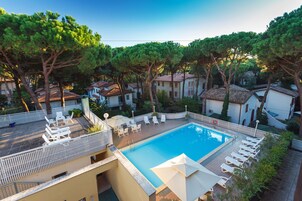 Piscina stagionale all'aperto, lettini