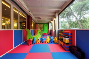 Área de juegos infantiles bajo techo