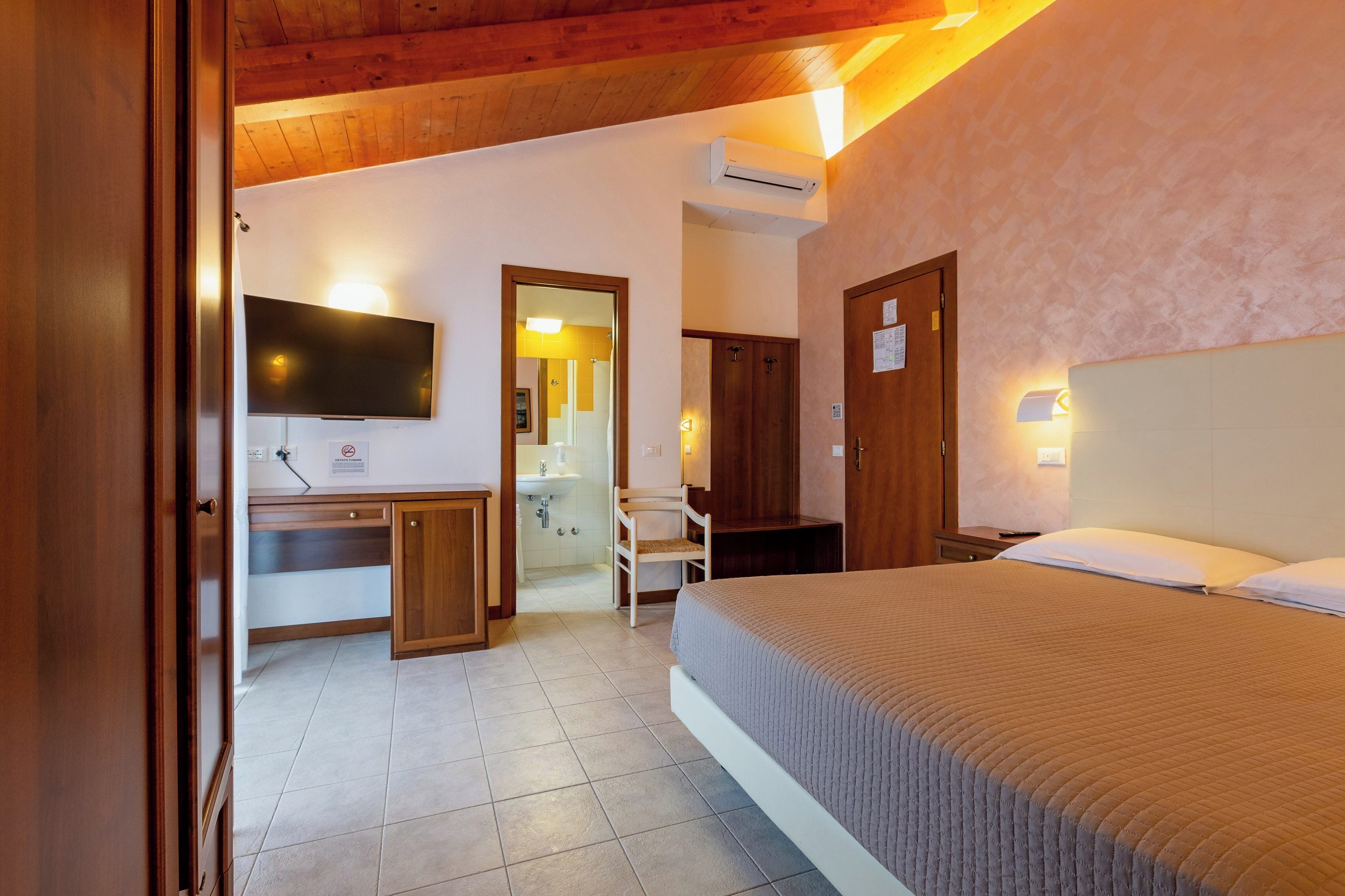 ห้องซูพีเรียดับเบิล, เตียงควีนไซส์ 1 เตียง, ระเบียง | ตู้นิรภัยในห้องพัก, ผ้าม่านกันแสง, Wi-Fi ฟรี, ผ้าปูที่นอน